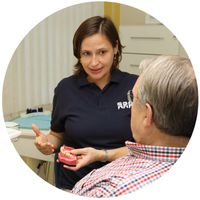 Zahnärztin Dr. Kirsten Tostmann im Gespräch mit einem Patienten