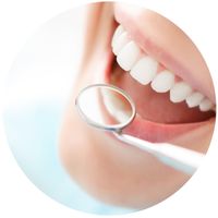 Blendend weiße Zähne mit Zahnspiegel